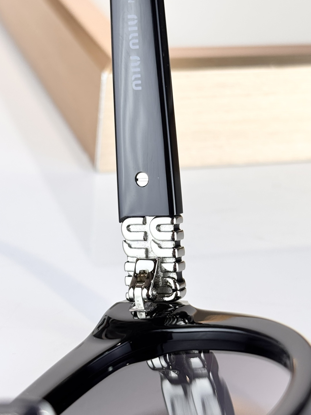 MIU MIUMOD：VMU80SSize：52口23-145