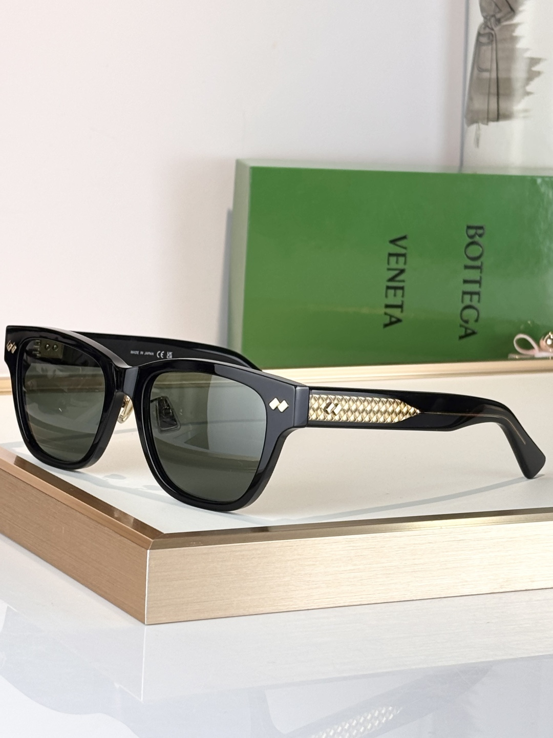 Bottega Venet*Mod：BV1402SKSize：55口19-145。