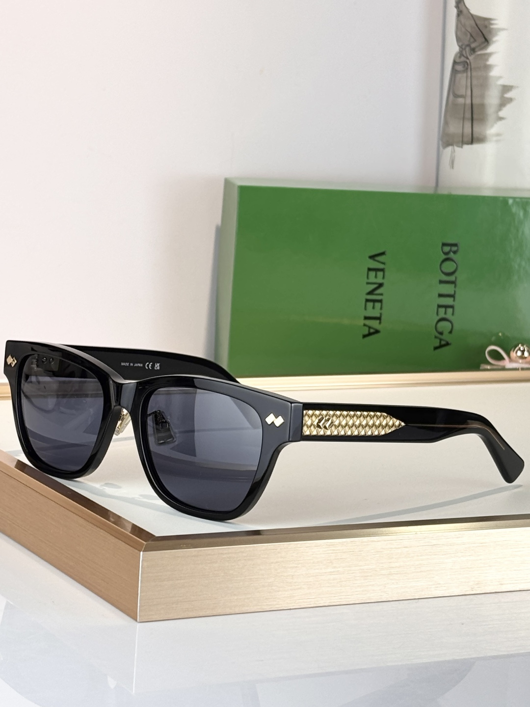 Bottega Venet*Mod：BV1402SKSize：55口19-145。