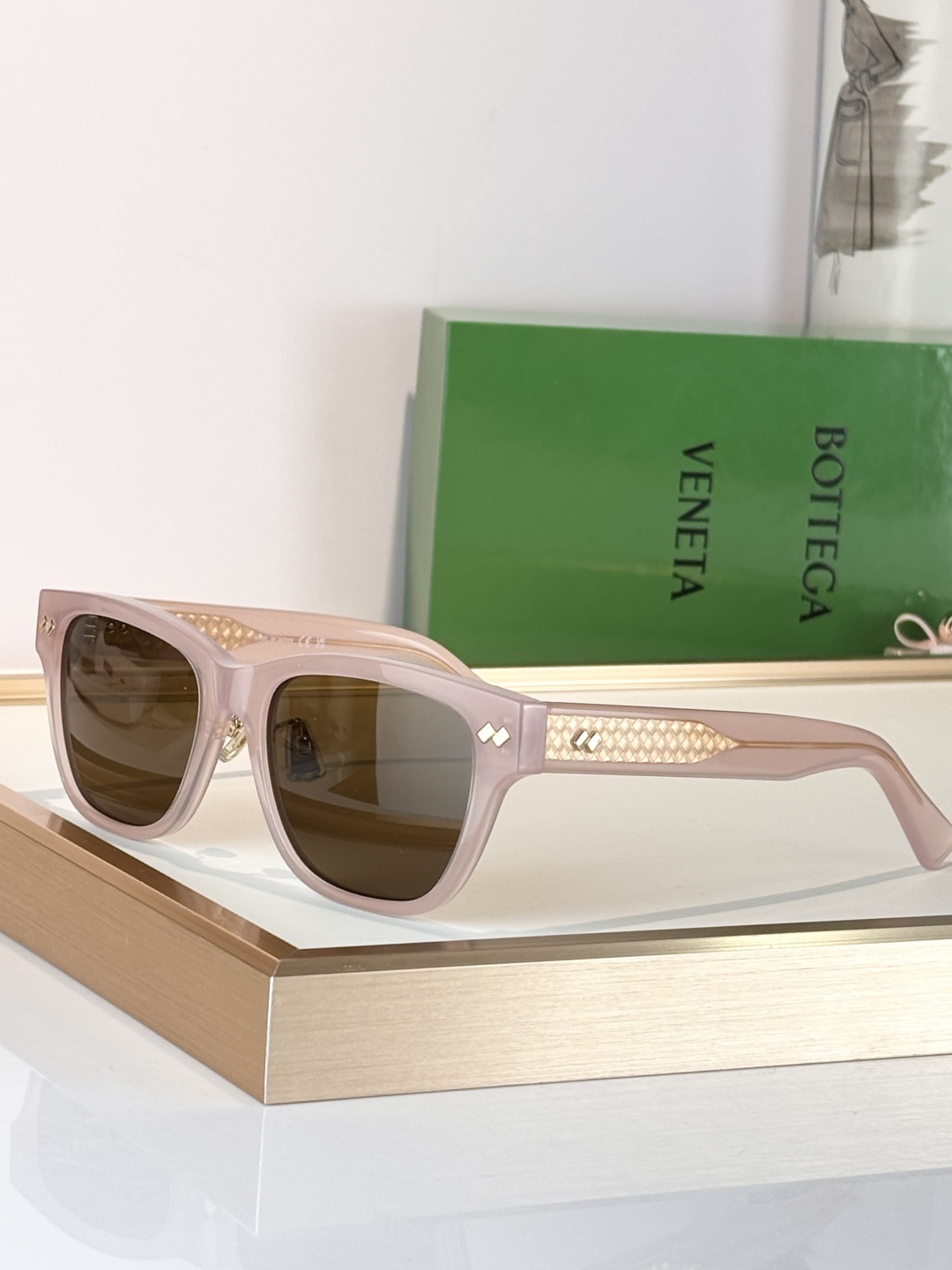 Bottega Venet*Mod：BV1402SKSize：55口19-145。