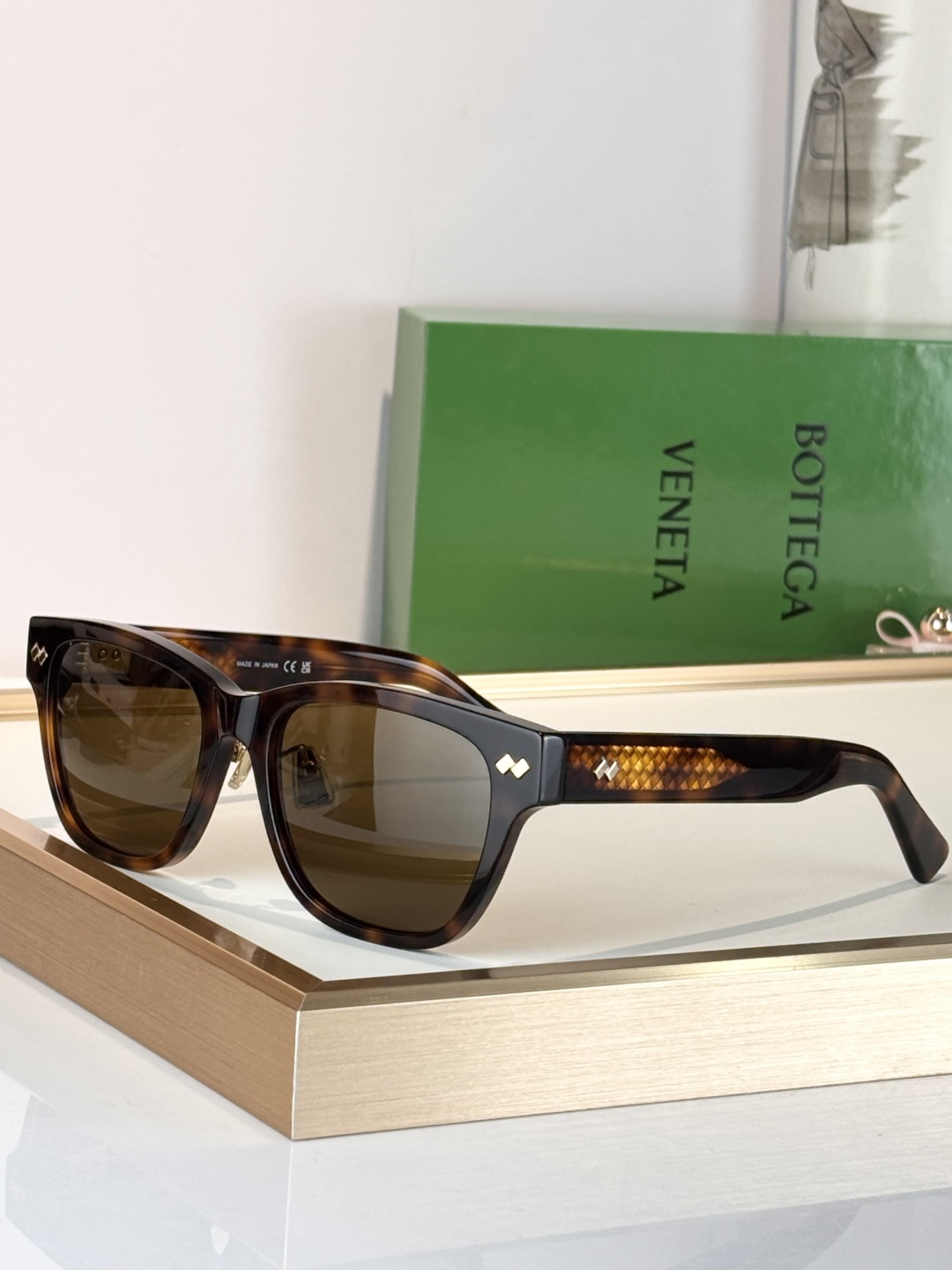 Bottega Venet*Mod：BV1402SKSize：55口19-145。