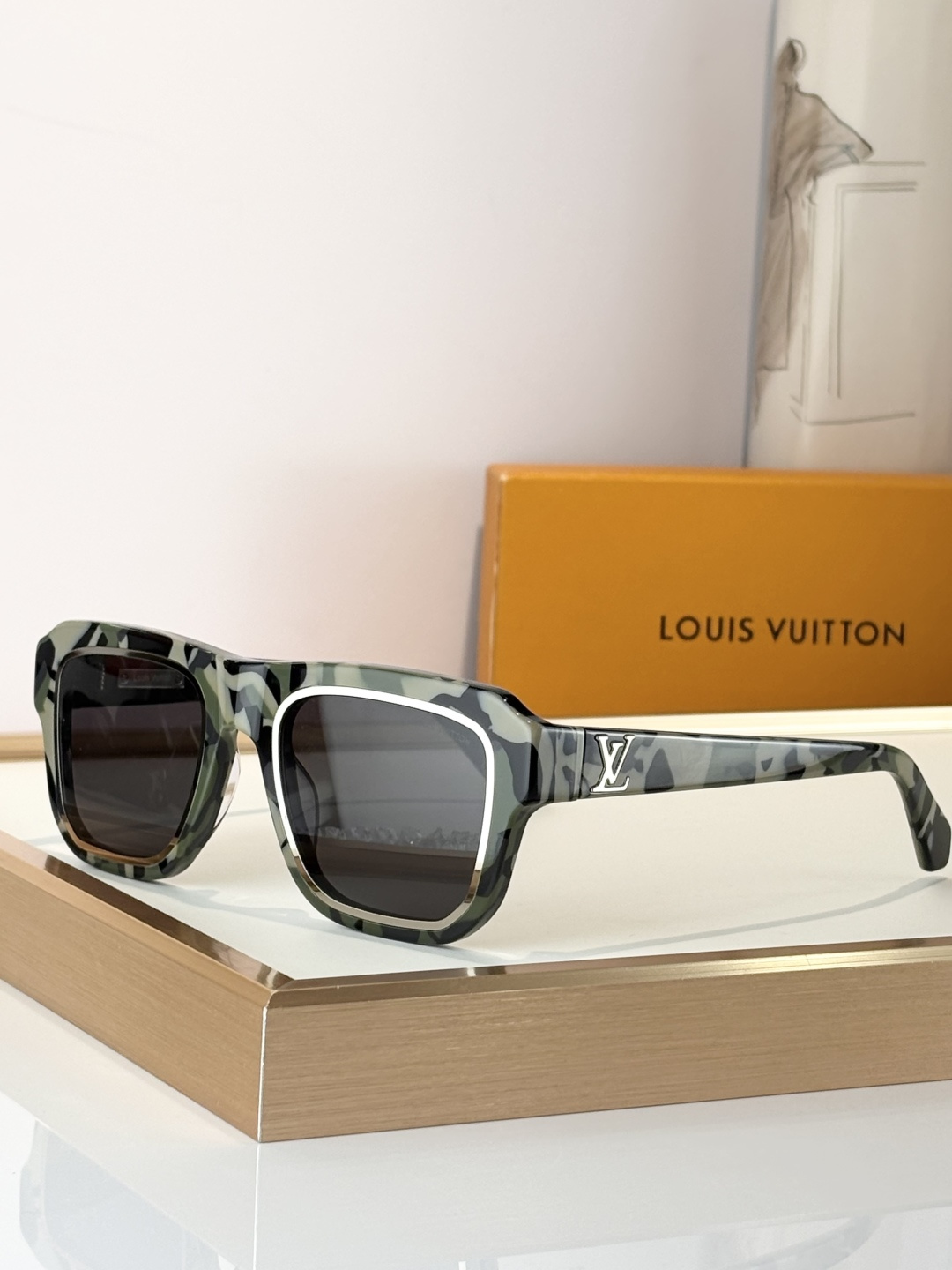 Louis Vuitton Sunglasses   LV 