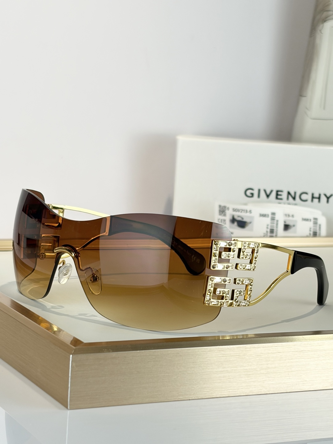 GIVENCHY Oversized MODEL：GV213-SSIZE：99口1-120