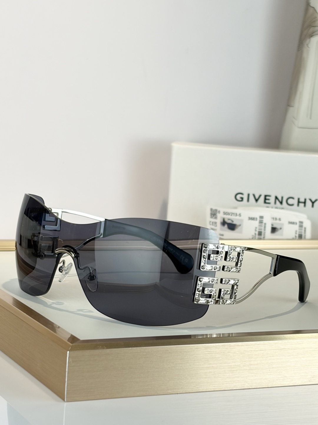 GIVENCHY Oversized MODEL：GV213-SSIZE：99口1-120