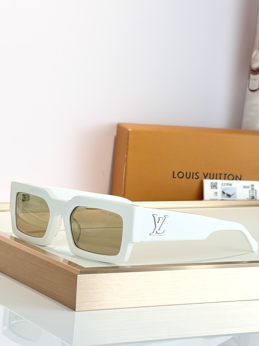 LOUIS VUITTONMODEL：Z2703ESIZE：55口22-140