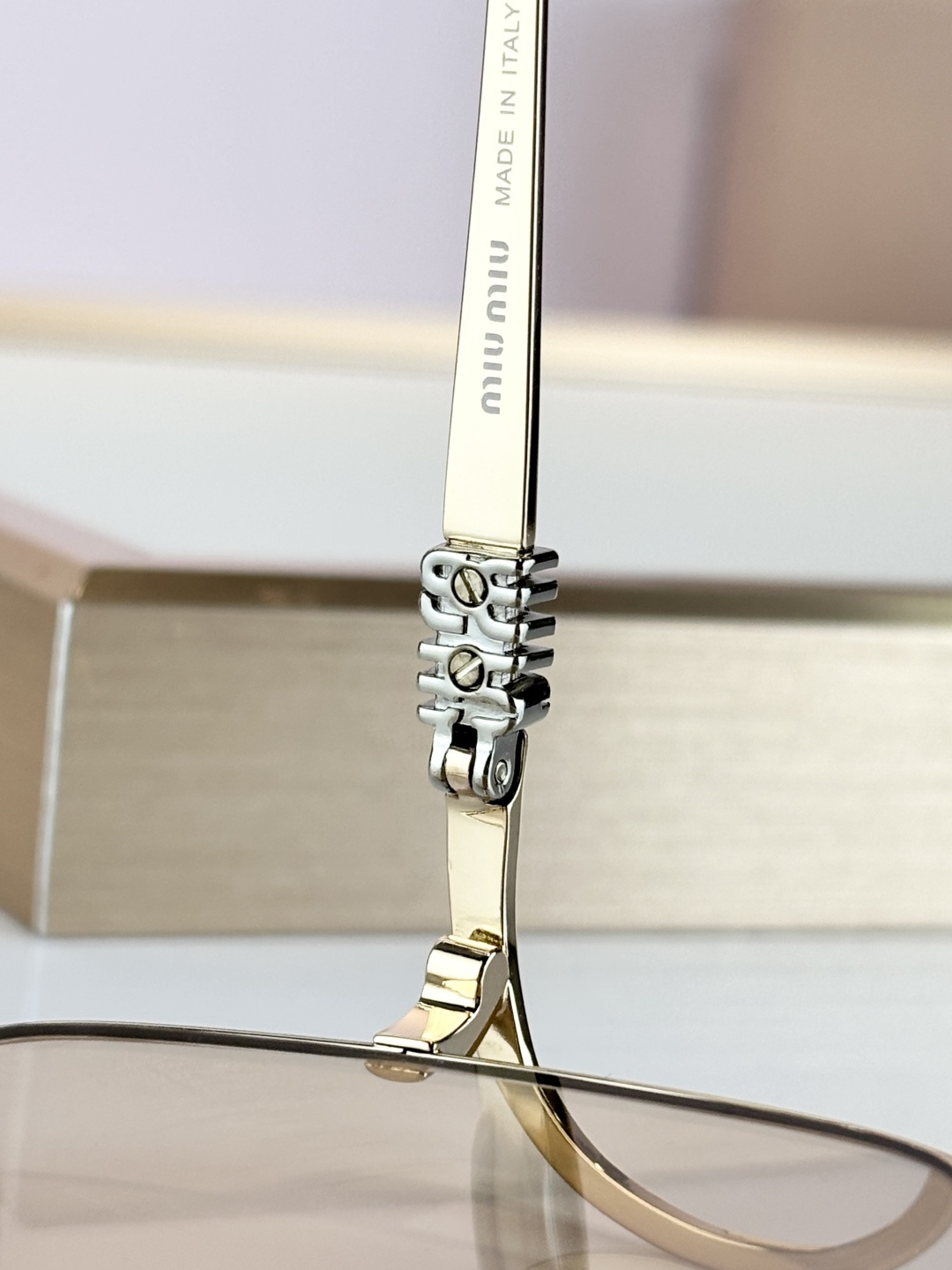 MIUMIUMOD：SMUA55SIZE：57-18-150新版本双色电镀