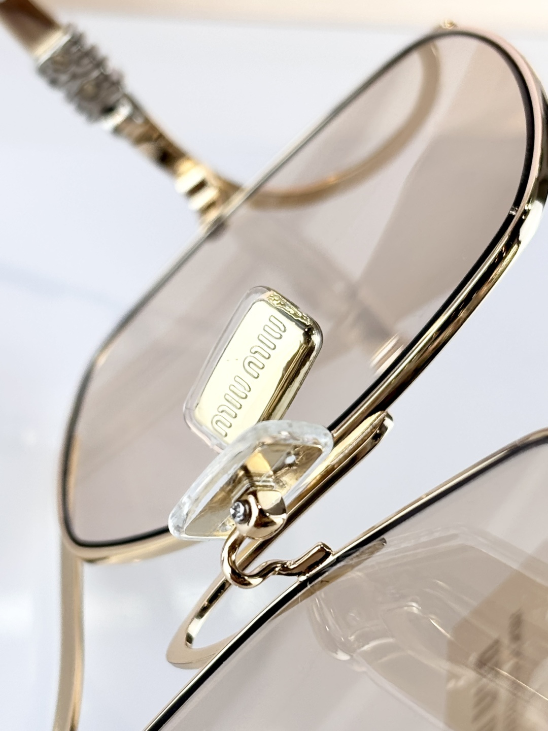 MIUMIUMOD：SMUA55SIZE：57-18-150新版本双色电镀