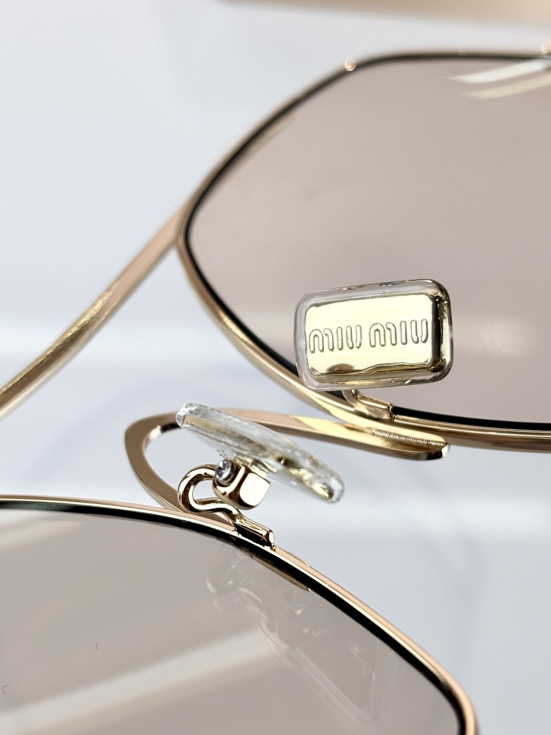 MIUMIUMOD：SMUA55SIZE：57-18-150新版本双色电镀