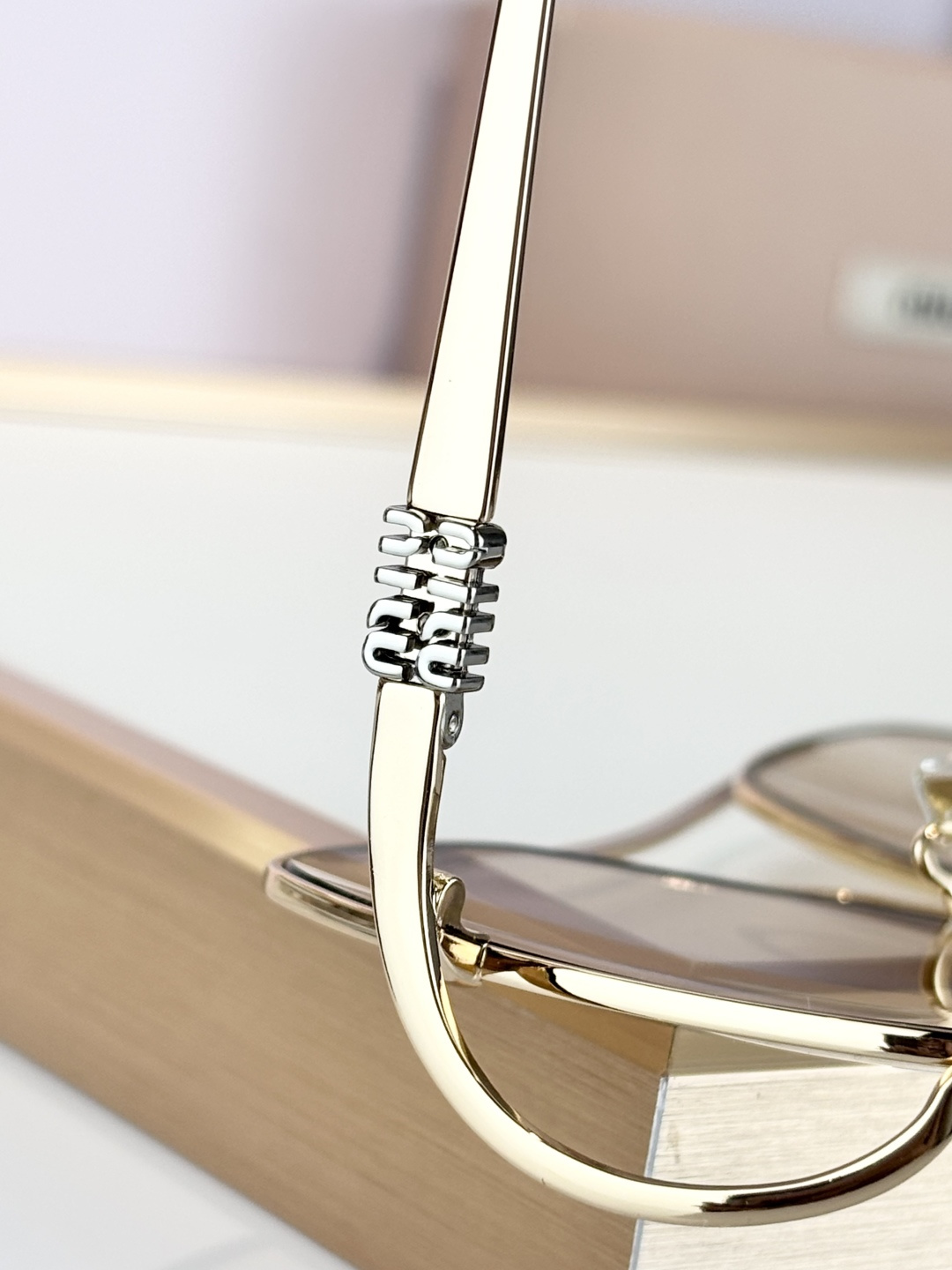 MIUMIUMOD：SMUA55SIZE：57-18-150新版本双色电镀