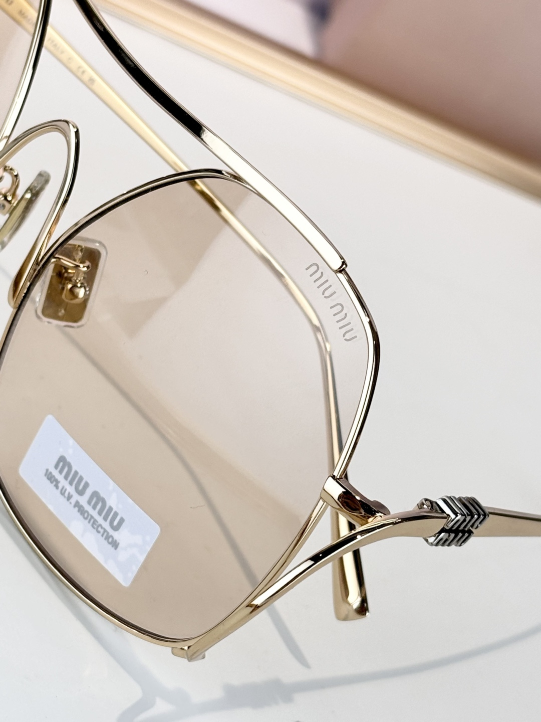 MIUMIUMOD：SMUA55SIZE：57-18-150新版本双色电镀