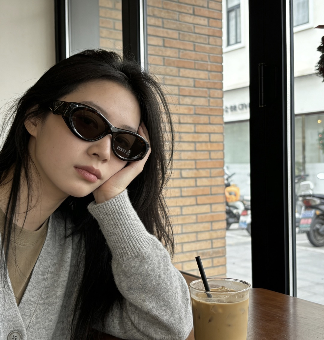 Prada 大厂出品皆认可的品质Mod:SPR20Z Size：53口20-140