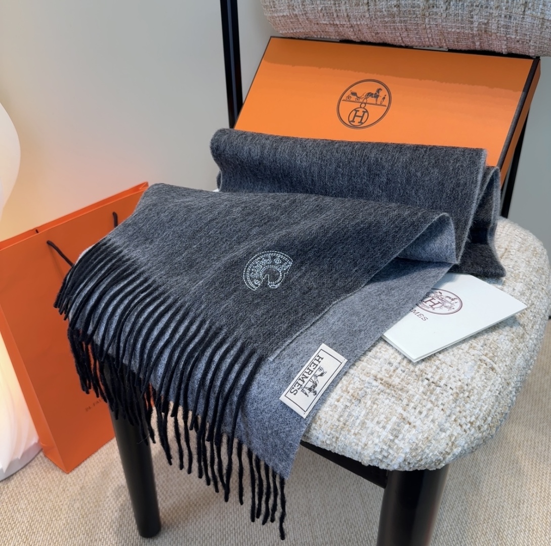 2025年Hermes · 爱马仕，难得一见的温柔配色，低调又不失优雅❗️】重点推荐❗️双边配色，一条围