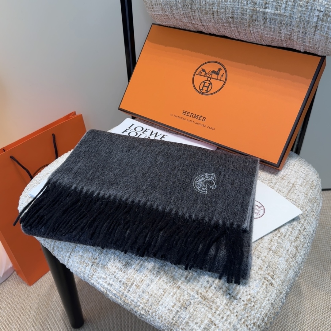 2025年Hermes · 爱马仕，难得一见的温柔配色，低调又不失优雅❗️】重点推荐❗️双边配色，一条围