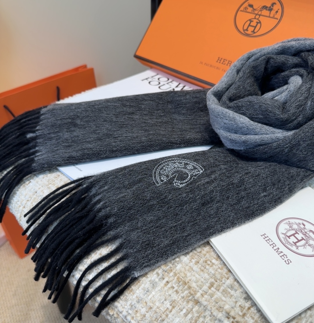 2025年Hermes · 爱马仕，难得一见的温柔配色，低调又不失优雅❗️】重点推荐❗️双边配色，一条围