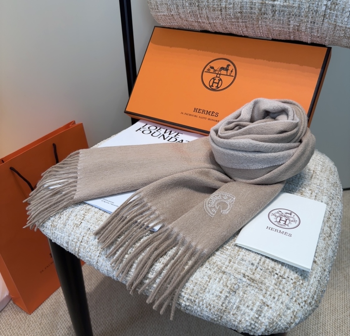 2025年Hermes · 爱马仕，难得一见的温柔配色，低调又不失优雅❗️】重点推荐❗️双边配色，一条围