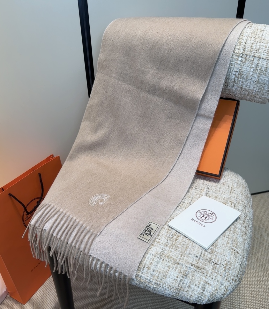 2025年Hermes · 爱马仕，难得一见的温柔配色，低调又不失优雅❗️】重点推荐❗️双边配色，一条围