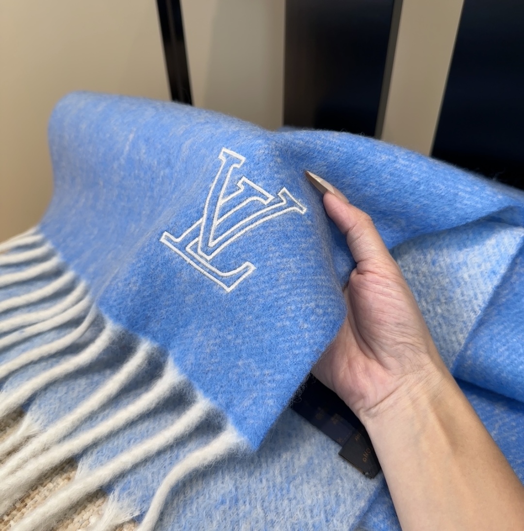 Lv超美新款马海毛围巾！超级推荐入手！】质感好货！主打的马海毛围巾~据说超难买哦！！打了好多次版！终于出