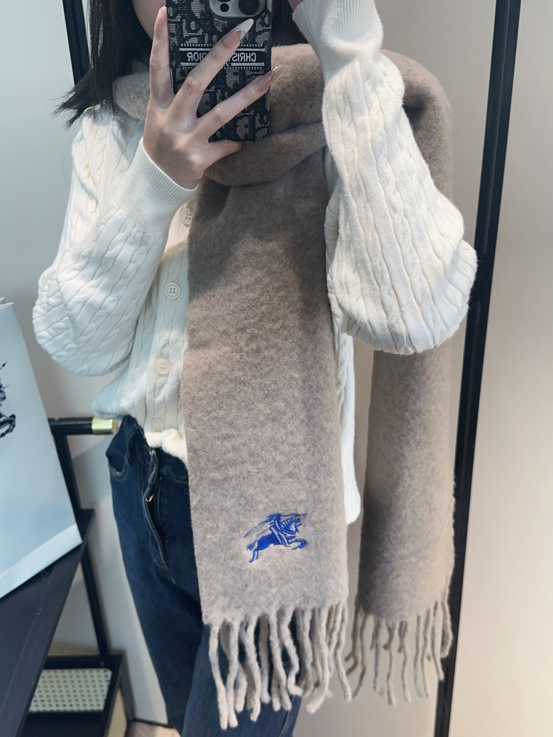 NO:603112,Burberry’s super beautiful new mohair scarf!  Highly recommended to buy!  】Good quality goods!  The main mohair scarf ~ it is said that it is very difficult to buy!  !  I typed it many times!  Finally shipped, closest to the original version, no pressure in and out of the counter, the workmanship is very exquisite and substantial, and our price is really worth it!  The biggest feeling of this scarf is that it is super soft and comfortable, and has a very airy and fluffy feel!  !  !  The texture unique to mohair’s special craftsmanship is really beautiful!  The quantity is limited, and there is no guarantee that it will be available at any time. As long as the economy allows, you can take whatever you want!  !  Crazy but not picky, crazy temperament!  Whoever surrounds you has temperament!  !  I really hope you don’t miss this style. 40*185225g50 mohair 48 wool 2 nylon high version scarf, high version scarf, burberry19860909巴宝莉超美新款马海毛围巾！超级推荐入手！】质感好货！主打的马海毛围巾~据说超难买哦！！打了好多次版！终于出货 最接近原版 进出专柜无压力做工非常精致,很有分量,我们的价格真的超级值！这个围巾最大的感触就是:超级柔软舒服,并且很有空气蓬松感！！！马海毛特殊工艺特有的质感真的太美了！数量有限,不保证随时有货~只要经济允许,任意收！！狂不挑人,狂气质！谁围谁有气质！！真的希望大家不要错过这样的款式. 40*185225g50马海毛 48羊毛2锦纶高版本围巾,高版本围巾,burberry,scarf