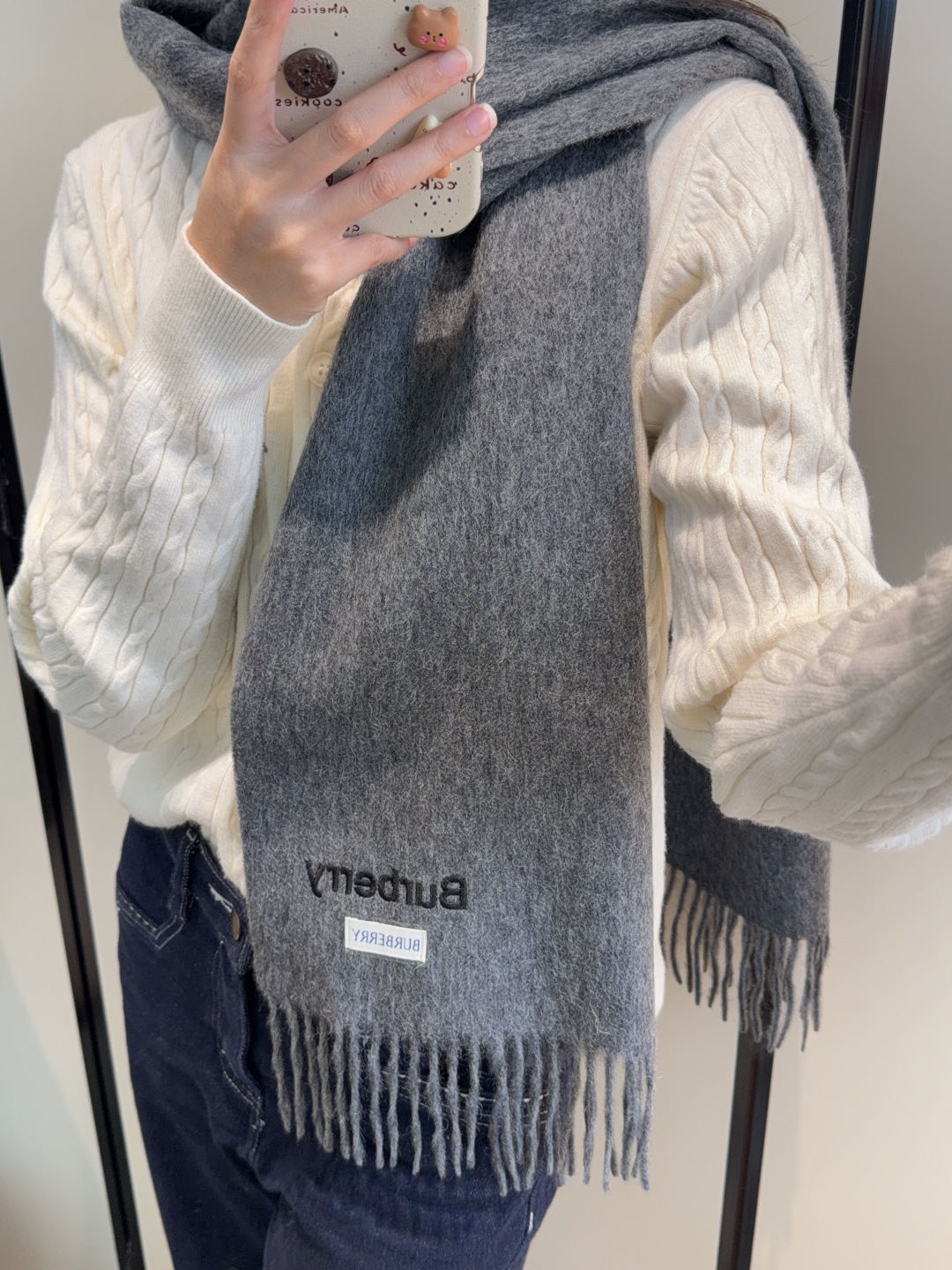 P130
Burberry · 巴宝莉围巾❗️好看的要疯掉了,太有型太有魅力了❗️❗️非常斯文时尚的秋冬单品!真的很喜欢,非常Classical的男款设计。男人的东西少而精❗️手感真的绝了❗️上身效果真的随便怎么围都好看!!这种款式真的闭着眼买,任何年龄层都轻松驾驭!!!30*180cm