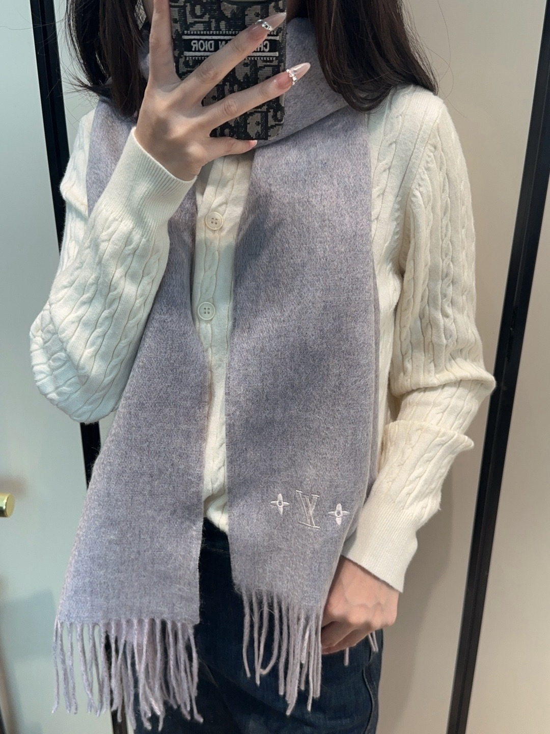 P140
Lv围巾❗️好看的要疯掉了,太有型太有魅力了❗️❗️非常斯文时尚的秋冬单品!真的很喜欢,非常Classical的男款设计。男人的东西少而精❗️手感真的绝了❗️上身效果真的随便怎么围都好看!!这种款式真的闭着眼买,任何年龄层都轻松驾驭!!!30*180cm