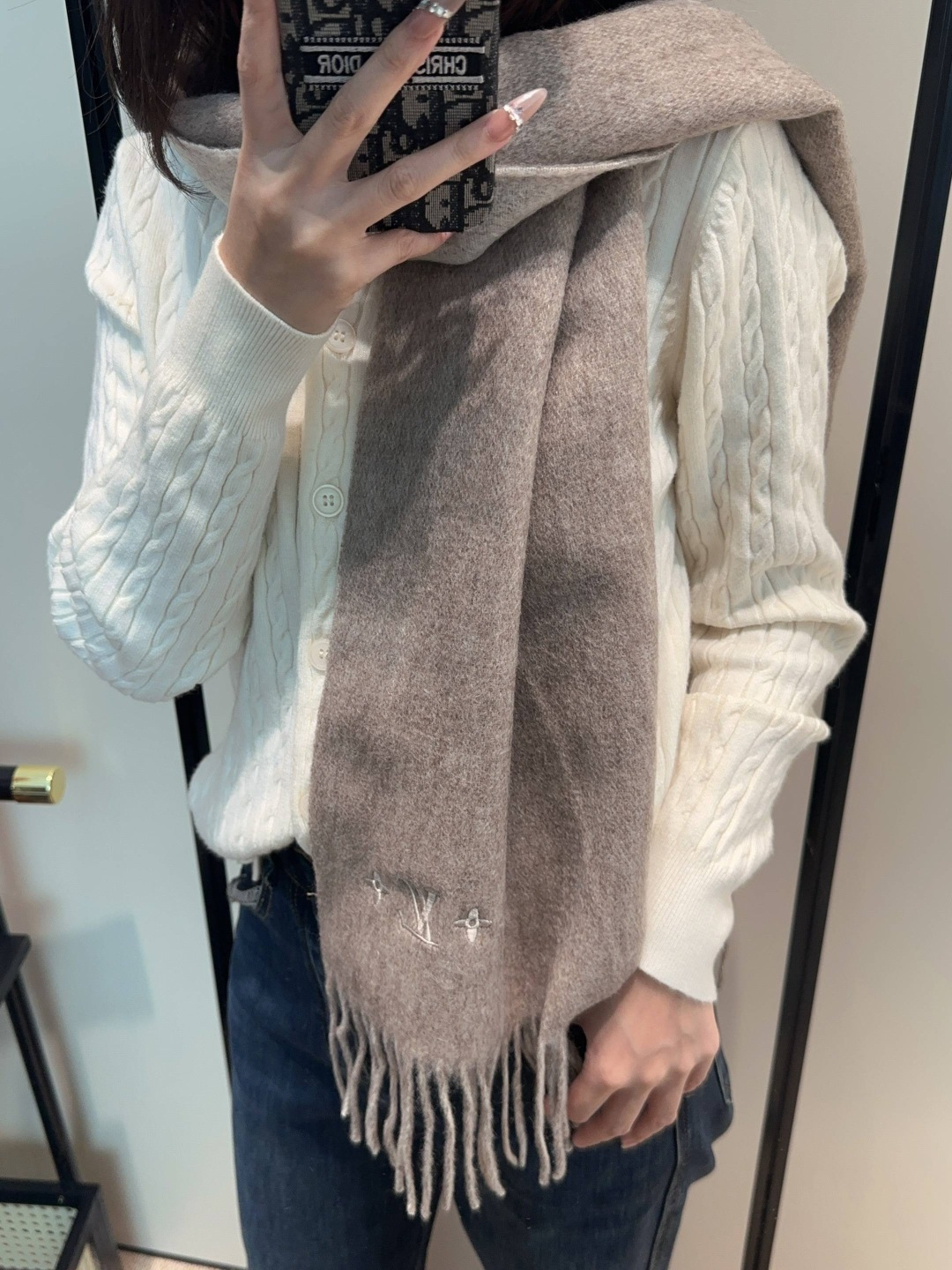 NO:603107,The green scarf is crazy beautiful, so stylish and charming, a very elegant and fashionable autumn and winter item!  I really like it, it’s a very classic men’s design. The men’s items are small but refined, and the feel is really amazing. The effect on the upper body is really good, no matter how you wear it, it looks good!  !  This style is really worth buying with your eyes closed, and it can be easily worn by any age group!  !  !  30*180cm high version scarf, high version scarf, louis vuitton19860909Lv围巾好看的要疯掉了,太有型太有魅力了非常斯文时尚的秋冬单品！真的很喜欢,非常Classical的男款设计.男人的东西少而精手感真的绝了上身效果真的随便怎么围都好看！！这种款式真的闭着眼买,任何年龄层都轻松驾驭！！！30*180cm高版本围巾,高版本围巾,louis vuitton,scarf