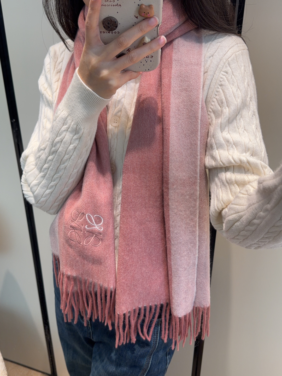 NO:711517,Loewe is so beautiful. It is a couple model. It is so beautiful that it screams the latest British European and American style. It is also a fashionable and practical large scarf & long scarf. The contrasting colors are very coordinated. The scarf feels soft, fashionable and warm to wear. It is elegant and fashionable. For plaid fans, don’t miss it. 40*180. Dear friends, hurry up and grab the higher version of the scarf, the higher version of the scarf, loewe19860909太美了罗意威 情侣款 美到要尖叫最新款英伦欧美范儿 又是一款即时尚又实用的大围巾&长巾,撞色的颜色搭配很协调,围巾手感柔软,戴起来时尚暖和,大气有范儿,格子控们,不要错过哦,40*180,亲们速度开抢高版本围巾,高版本围巾,loewe,scarf