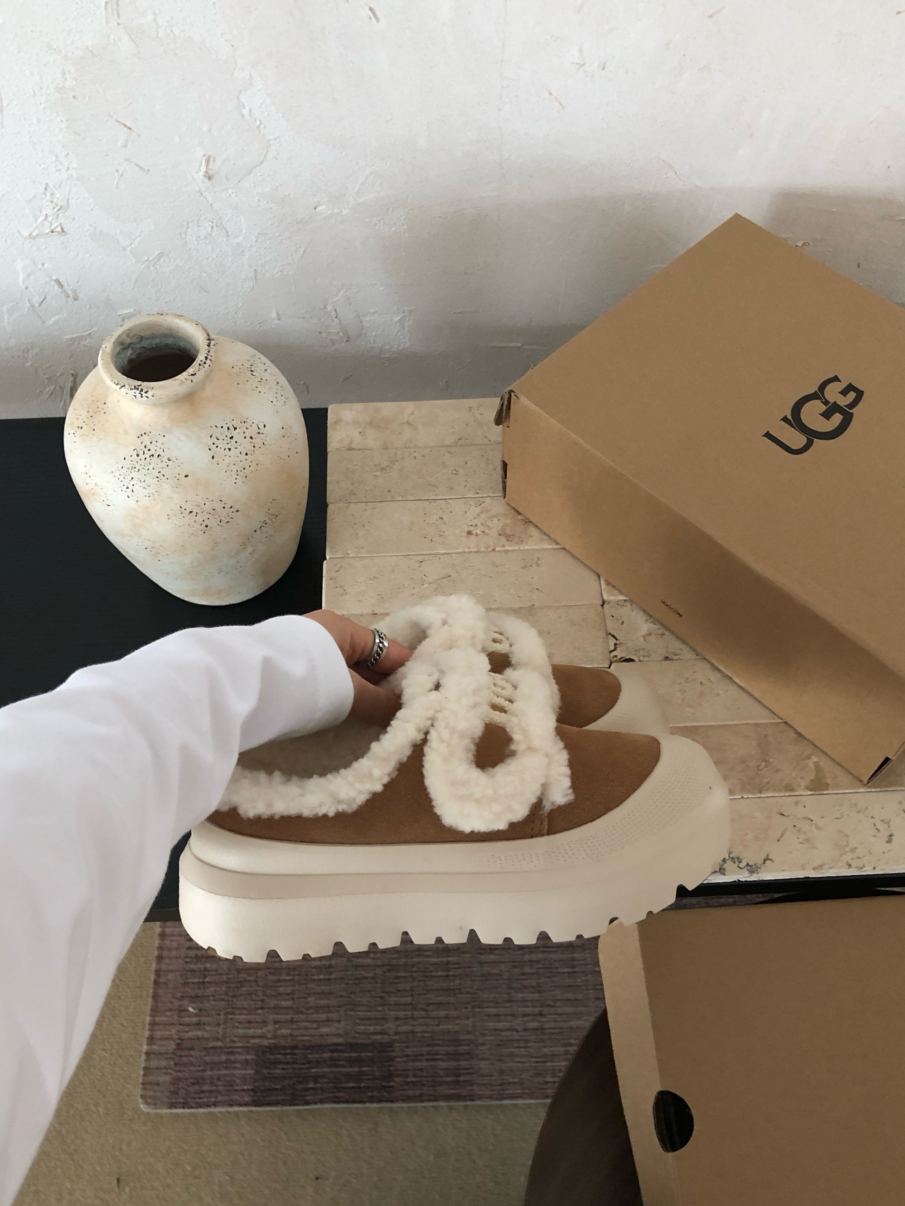 🐑秋冬可爱暴击！这双UGG毛毛鞋把我拿捏住了谁能拒绝冬天的毛绒绒啊！！软乎乎的羊羔毛魔术贴设计，把“可爱