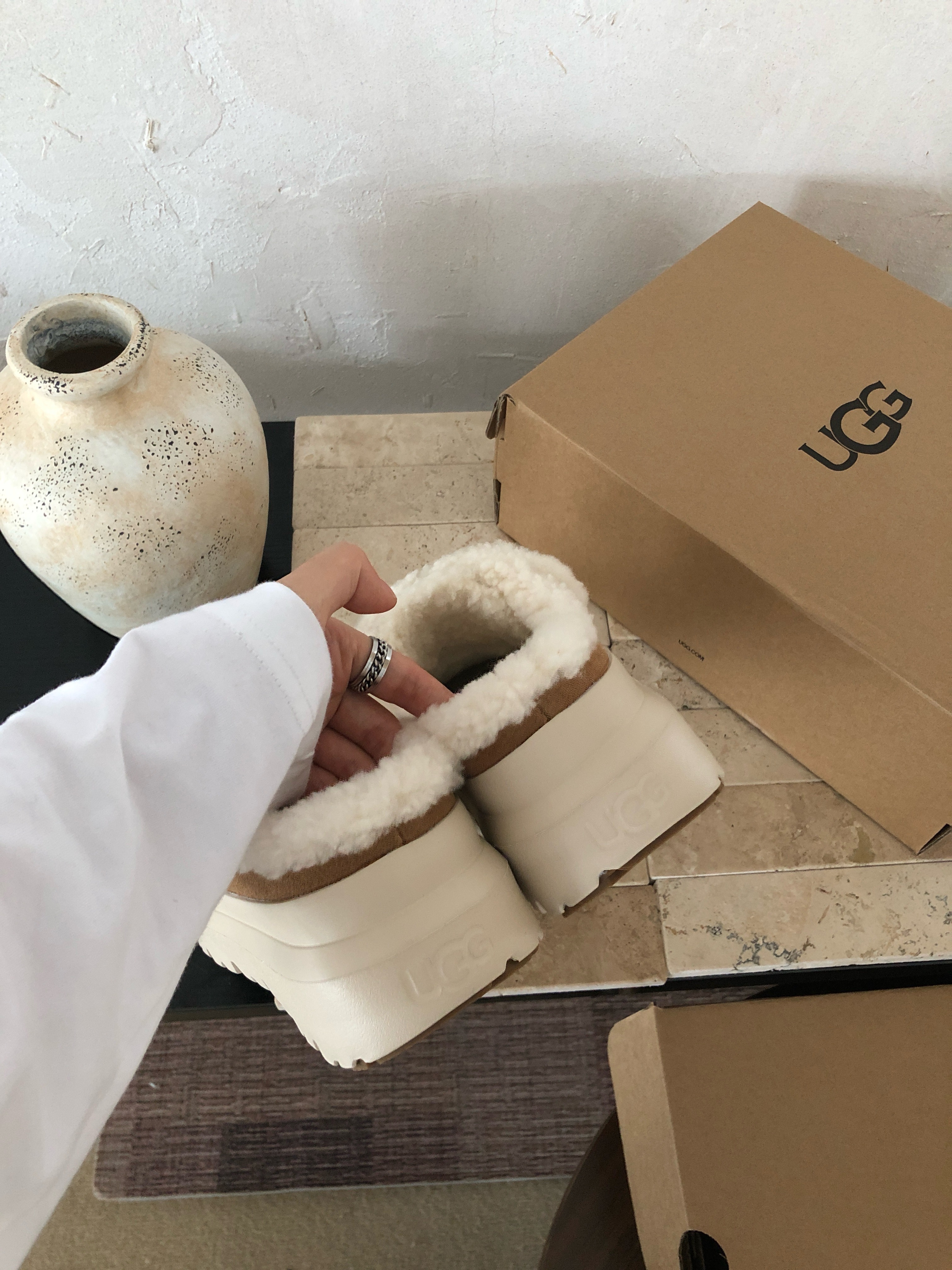 🐑秋冬可爱暴击！这双UGG毛毛鞋把我拿捏住了谁能拒绝冬天的毛绒绒啊！！软乎乎的羊羔毛魔术贴设计，把“可爱