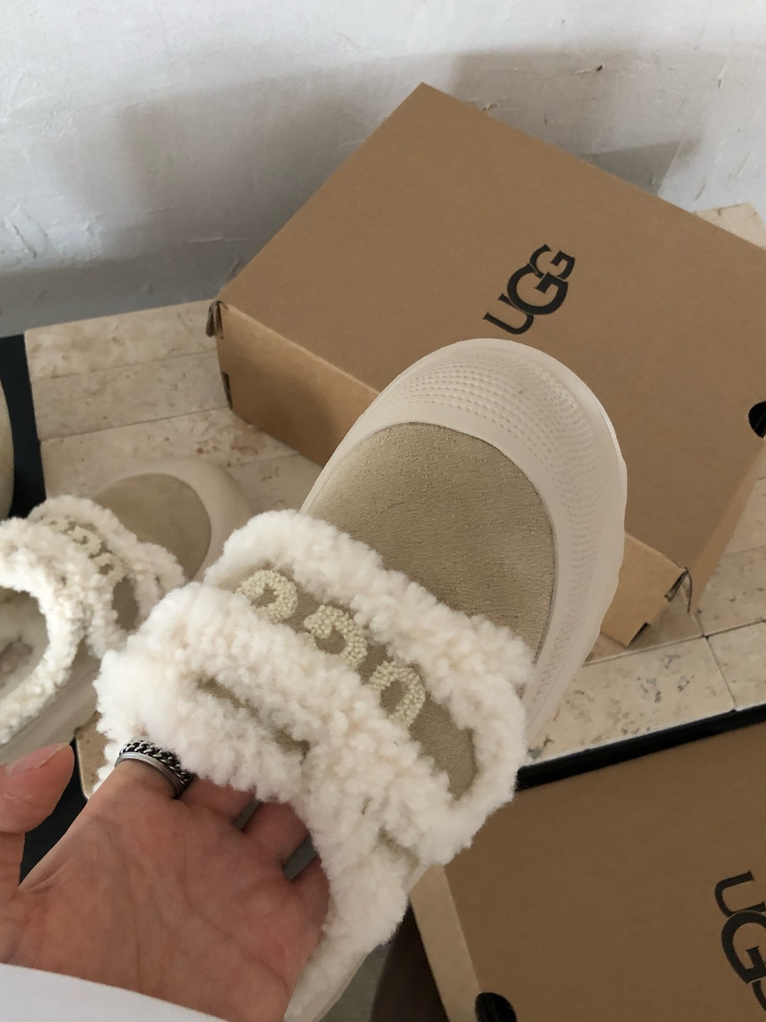 🐑秋冬可爱暴击!这双UGG毛毛鞋把我拿捏住了谁能拒绝冬天的毛绒绒啊!!软乎乎的羊羔毛魔术贴设计,把“可爱