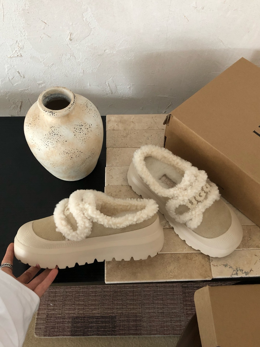 🐑秋冬可爱暴击!这双UGG毛毛鞋把我拿捏住了谁能拒绝冬天的毛绒绒啊!!软乎乎的羊羔毛魔术贴设计,把“可爱