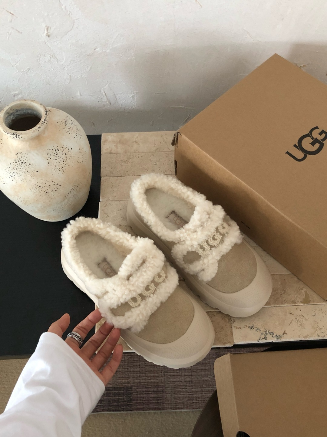 🐑秋冬可爱暴击!这双UGG毛毛鞋把我拿捏住了谁能拒绝冬天的毛绒绒啊!!软乎乎的羊羔毛魔术贴设计,把“可爱