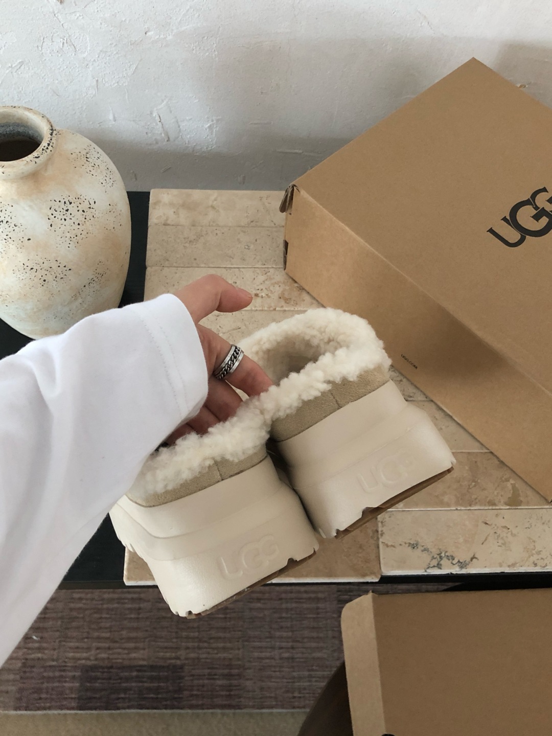 🐑秋冬可爱暴击!这双UGG毛毛鞋把我拿捏住了谁能拒绝冬天的毛绒绒啊!!软乎乎的羊羔毛魔术贴设计,把“可爱