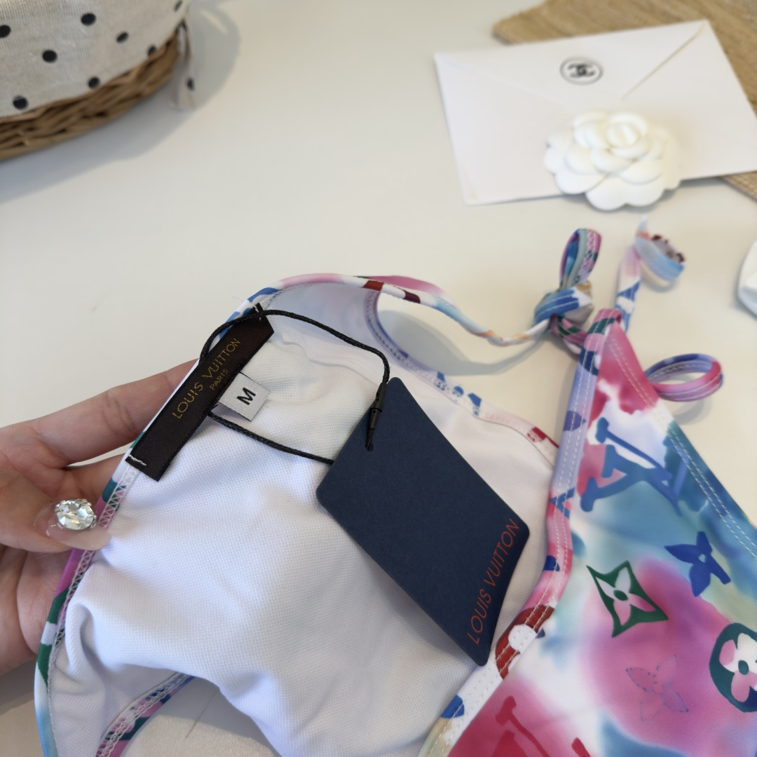 。LV路易威登比基尼👙❤️😍🥰适合多种场景的游泳衣🏊‍♀️海边 游泳池 温泉 水上乐园 漂流都可以😌内搭
