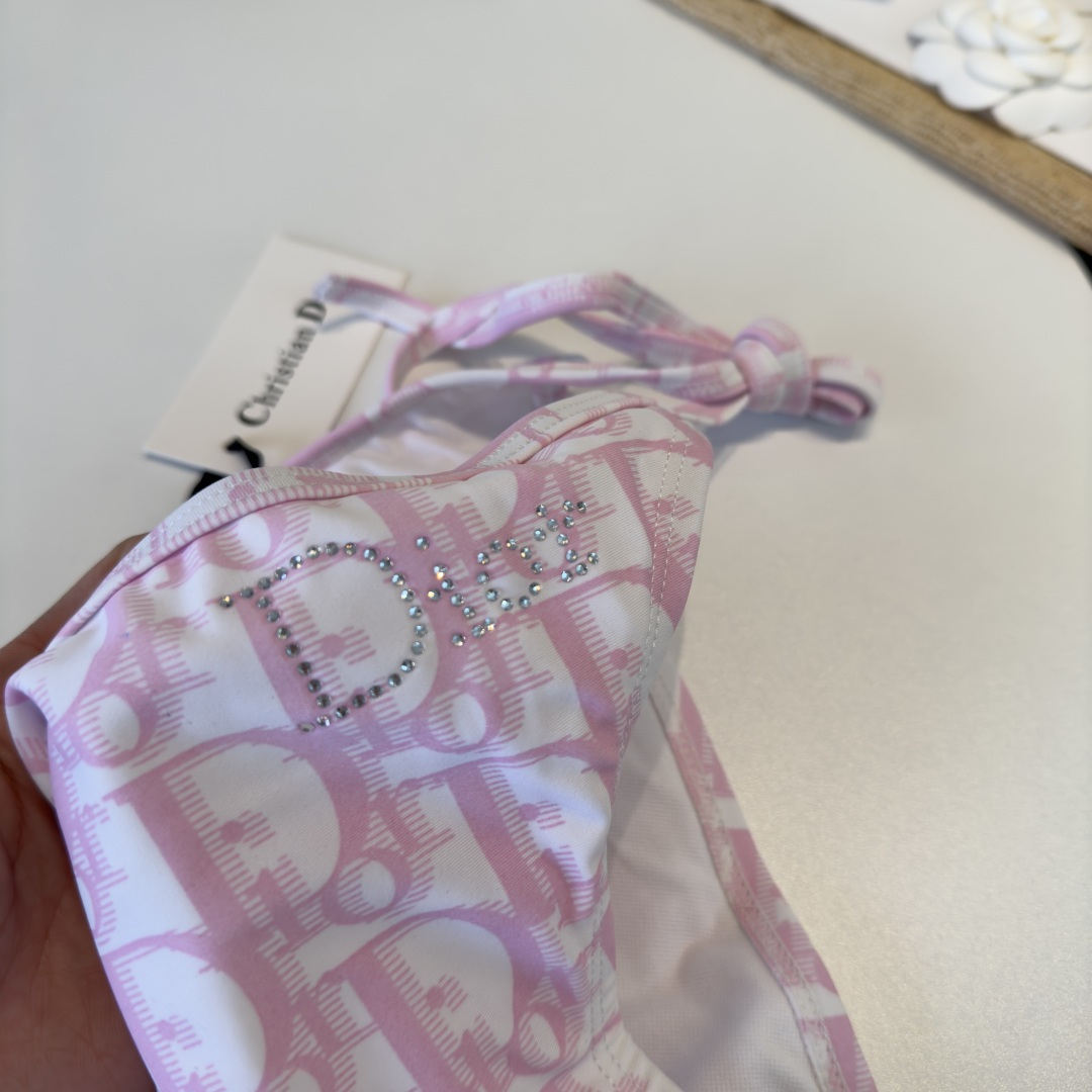 。Dior迪奥比基尼👙❤️😍🥰适合多种场景的游泳衣🏊‍♀️海边 游泳池 温泉 水上乐园 漂流都可以😌内搭