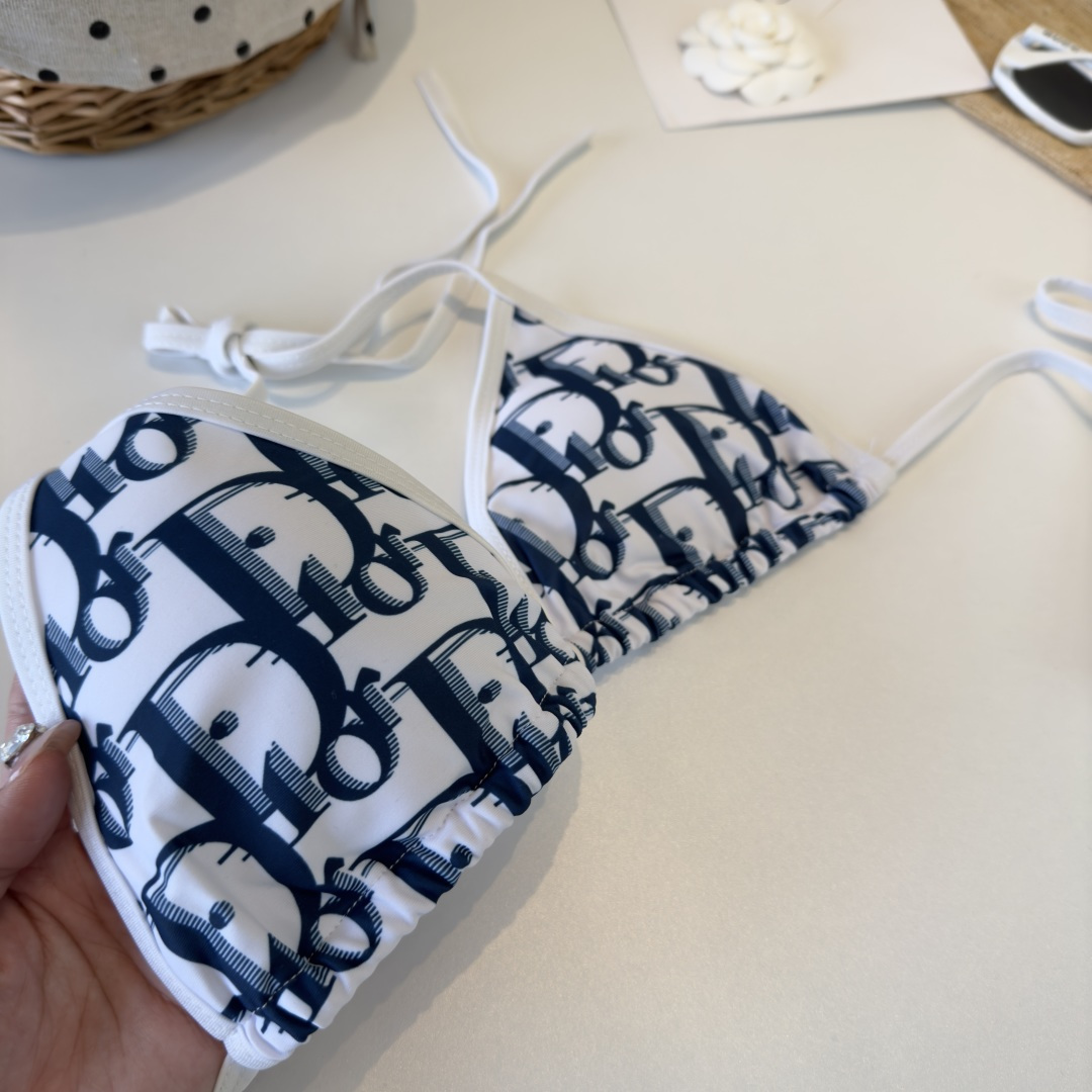 。Dior迪奥比基尼👙❤️😍🥰适合多种场景的游泳衣🏊‍♀️海边 游泳池 温泉 水上乐园 漂流都可以😌内搭