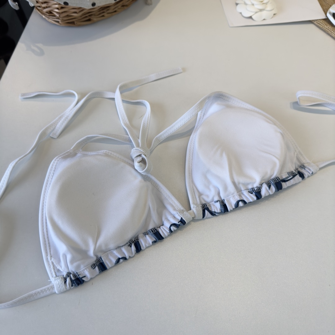 。Dior迪奥比基尼👙❤️😍🥰适合多种场景的游泳衣🏊‍♀️海边 游泳池 温泉 水上乐园 漂流都可以😌内搭