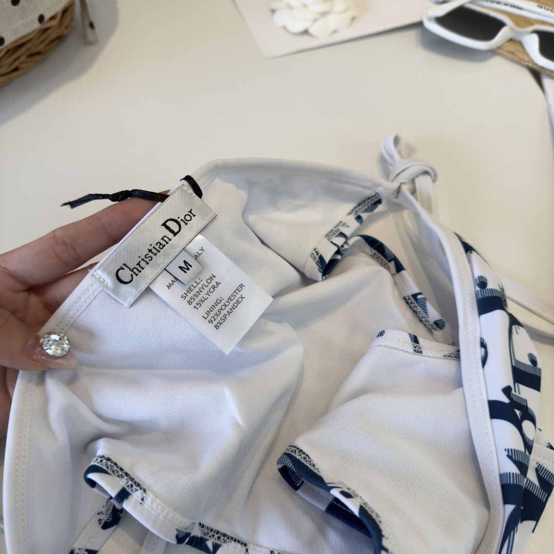 。Dior迪奥比基尼👙❤️😍🥰适合多种场景的游泳衣🏊‍♀️海边 游泳池 温泉 水上乐园 漂流都可以😌内搭
