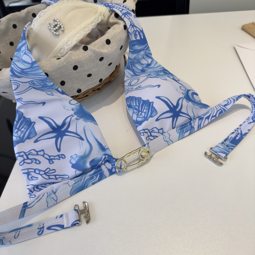 。范思哲比基尼👙❤️😍🥰适合多种场景的游泳衣🏊‍♀️海边 游泳池 温泉 水上乐园 漂流都可以😌内搭外穿也