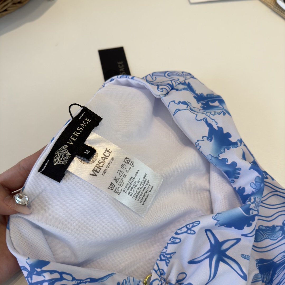 。范思哲比基尼👙❤️😍🥰适合多种场景的游泳衣🏊‍♀️海边 游泳池 温泉 水上乐园 漂流都可以😌内搭外穿也