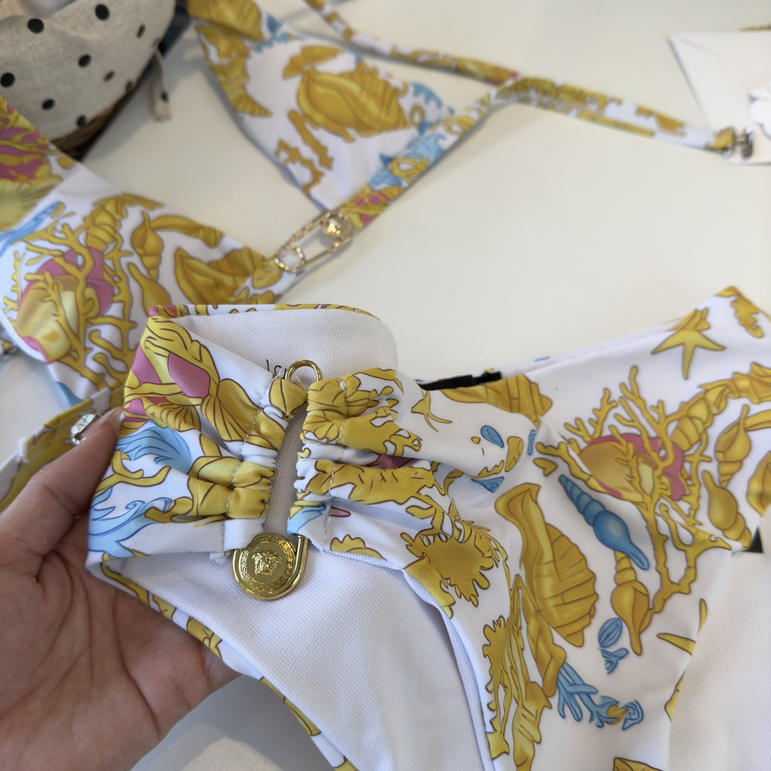 。范思哲比基尼👙❤️😍🥰适合多种场景的游泳衣🏊‍♀️海边 游泳池 温泉 水上乐园 漂流都可以😌内搭外穿也