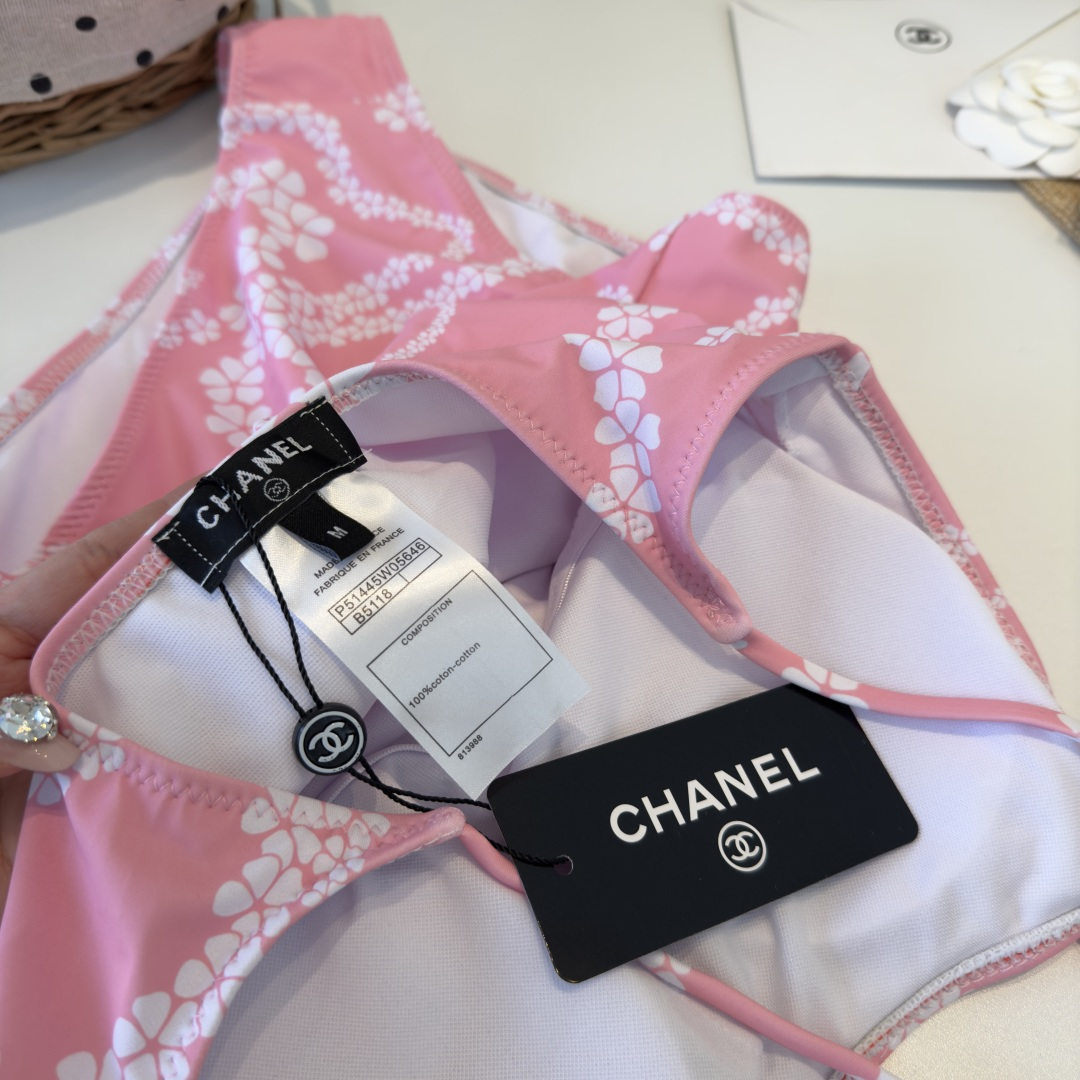 。香奈儿泳衣，时尚潮人必备！实物超级好看！海边度假拍照超级好！SML