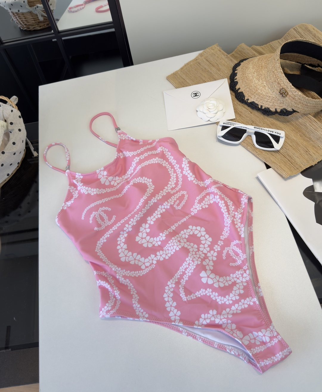 。香奈儿泳衣，时尚潮人必备！实物超级好看！海边度假拍照超级好！SML