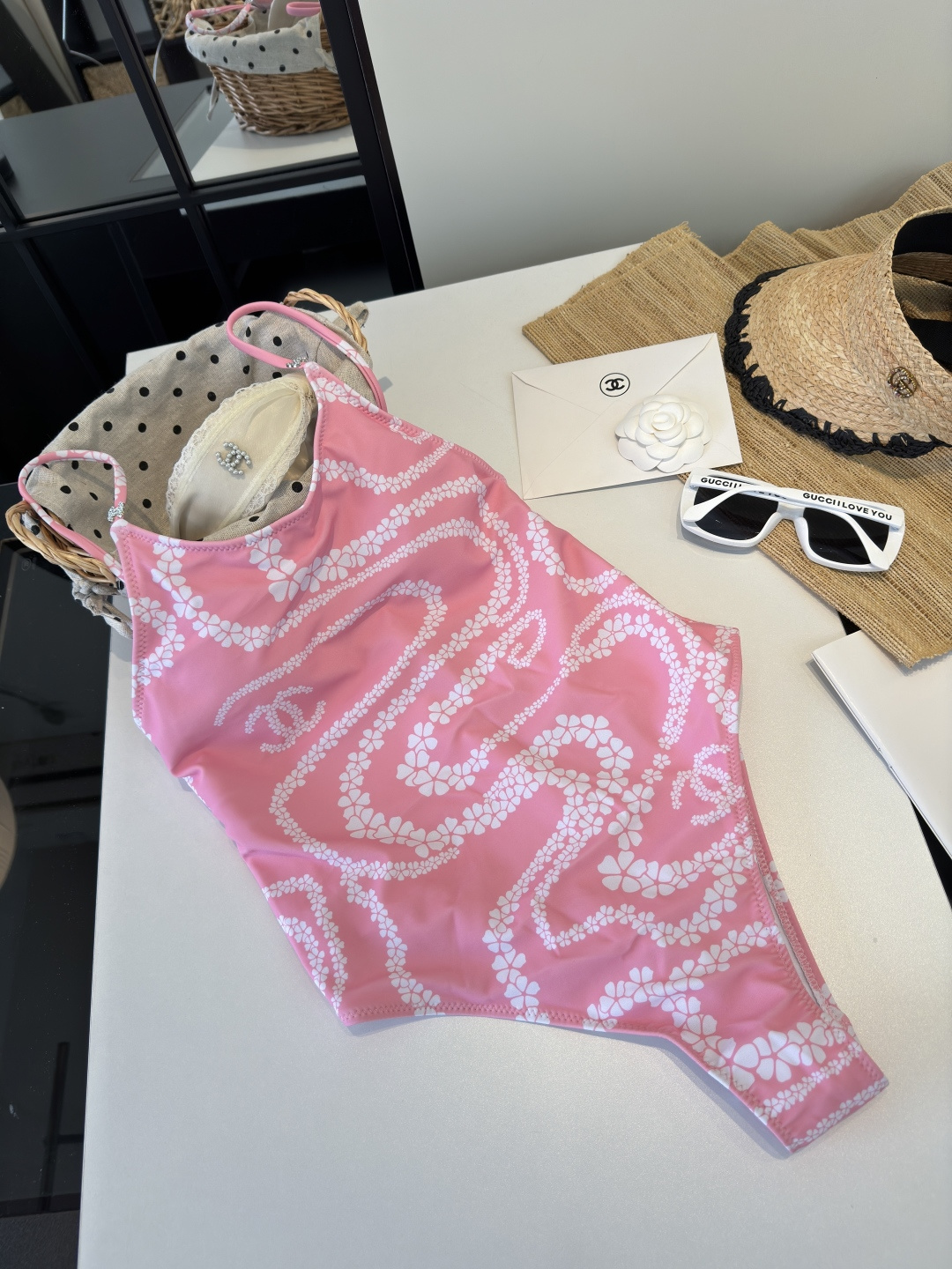 。香奈儿泳衣，时尚潮人必备！实物超级好看！海边度假拍照超级好！SML