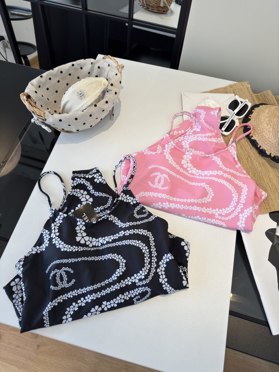 。香奈儿泳衣，时尚潮人必备！实物超级好看！海边度假拍照超级好！SML