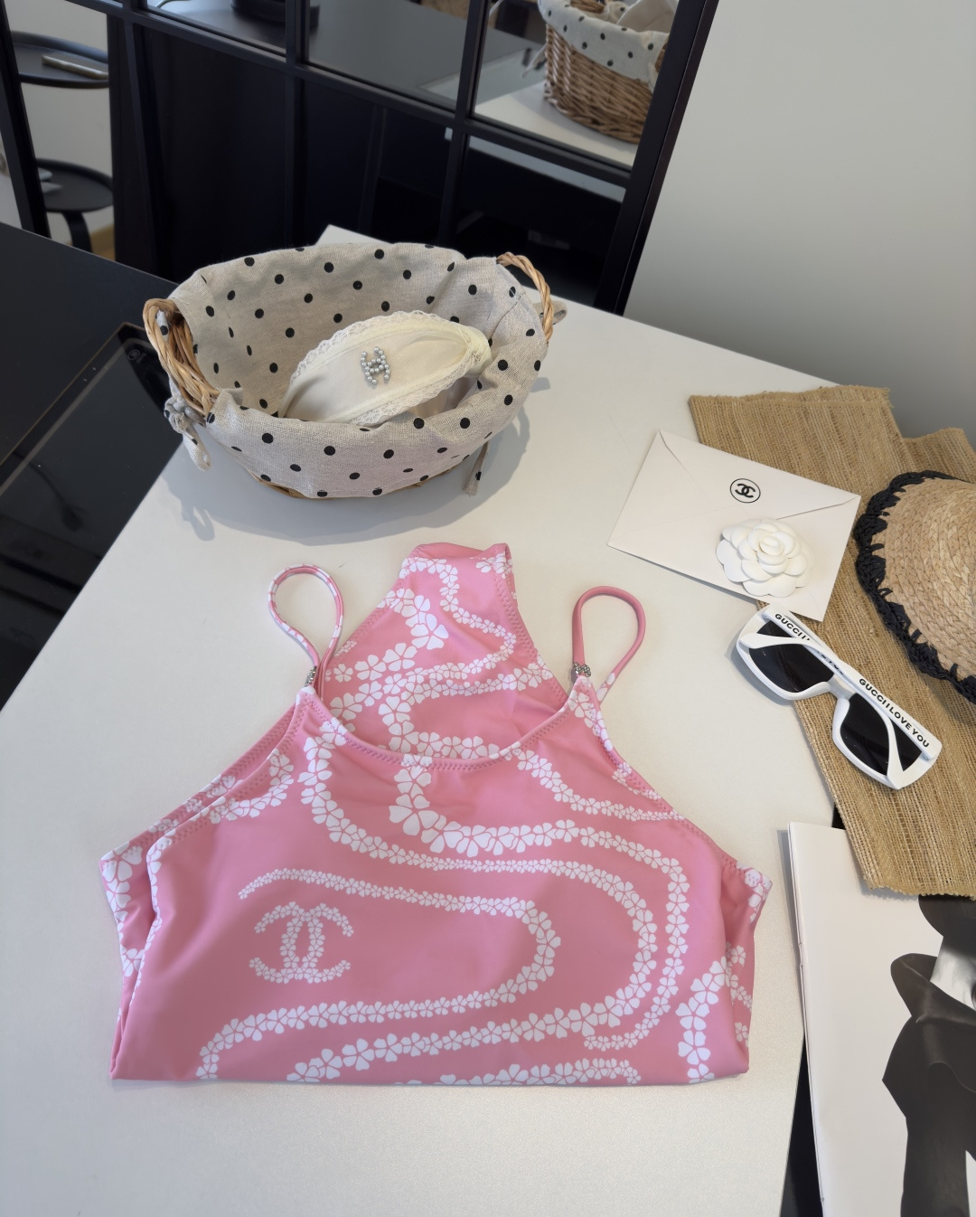 。香奈儿泳衣，时尚潮人必备！实物超级好看！海边度假拍照超级好！SML