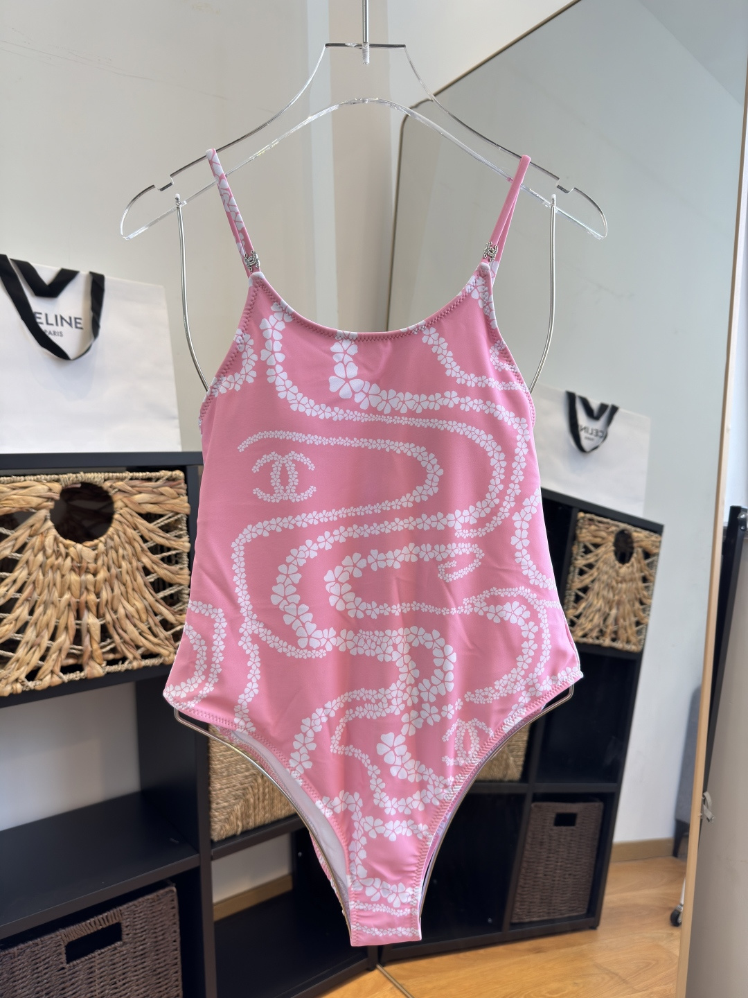 。香奈儿泳衣，时尚潮人必备！实物超级好看！海边度假拍照超级好！SML