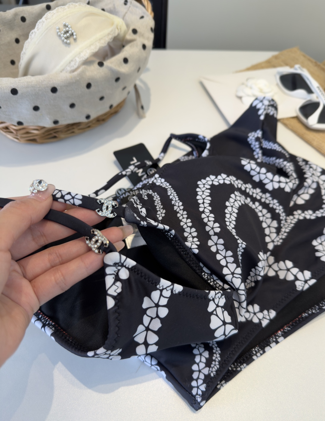 。香奈儿泳衣，时尚潮人必备！实物超级好看！海边度假拍照超级好！SML