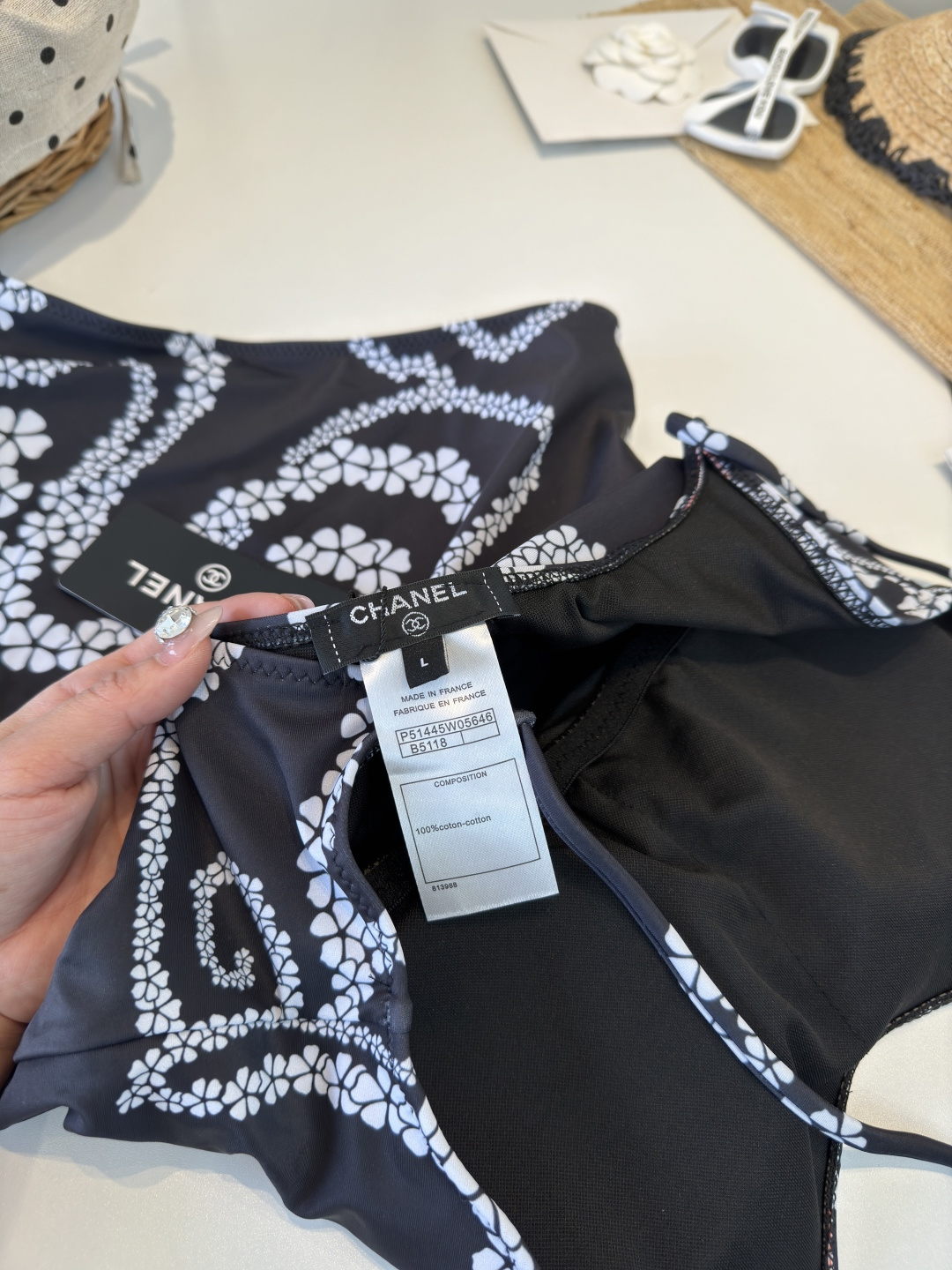 。香奈儿泳衣，时尚潮人必备！实物超级好看！海边度假拍照超级好！SML