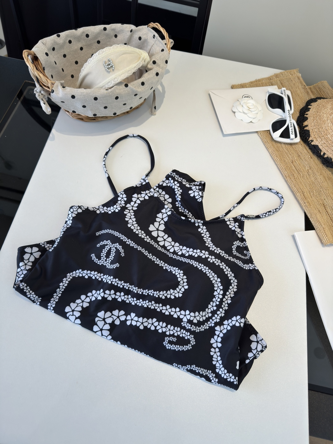 。香奈儿泳衣，时尚潮人必备！实物超级好看！海边度假拍照超级好！SML