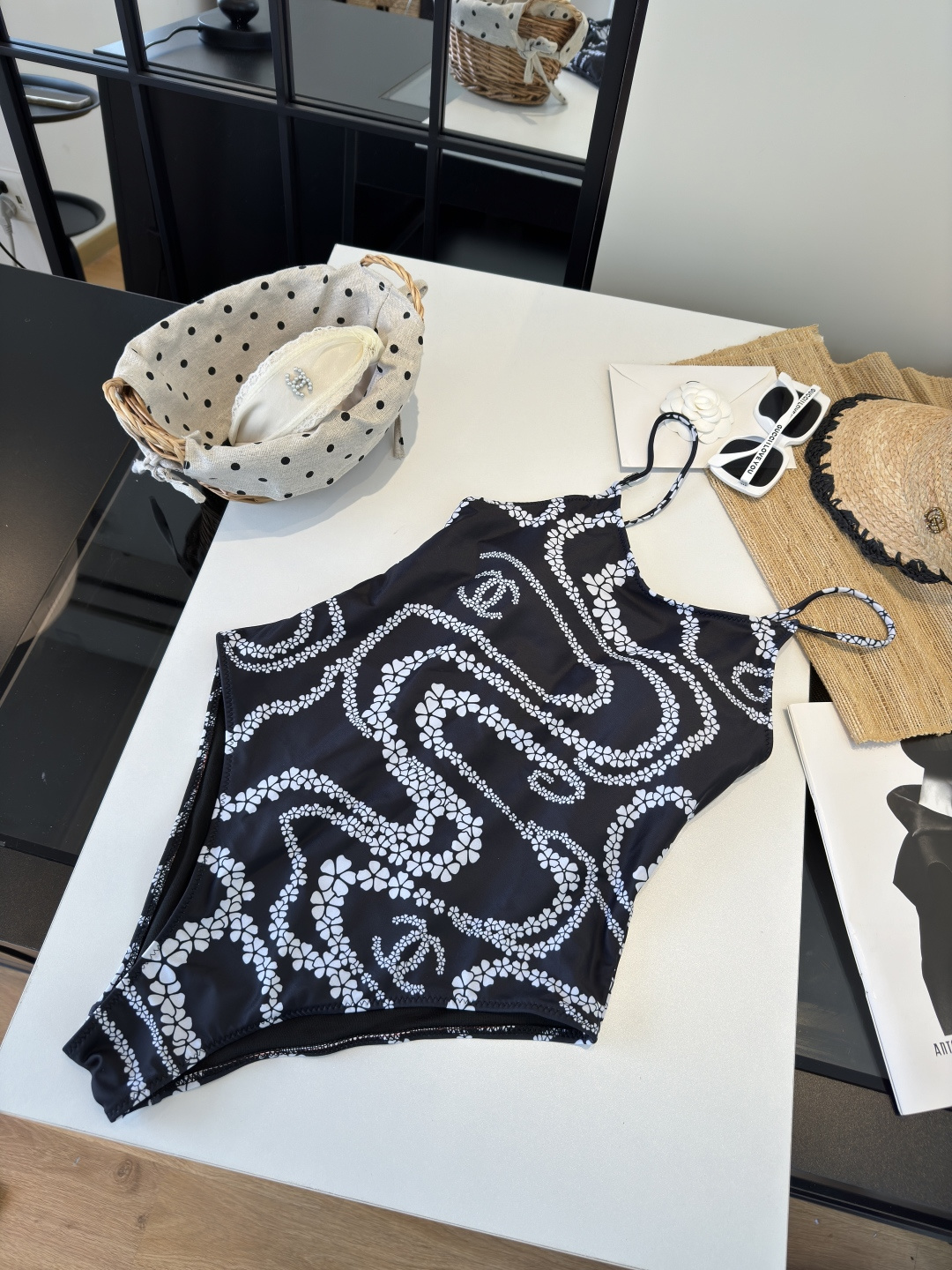 。香奈儿泳衣，时尚潮人必备！实物超级好看！海边度假拍照超级好！SML